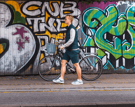 ein Mann steht neben einem e-bike