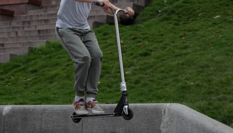 ein Mann auf einem E-Scooter