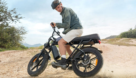 Ein Mann fÀhrt ein E-Bike Zweisitzer Engwe M1 am Strand