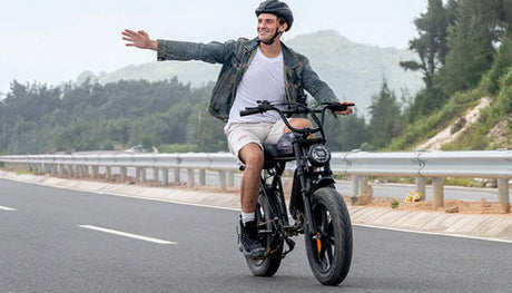 Ein Mann fĂ€hrt glĂŒcklich ein ENGWE M1 E-Bike , das wie ein Motorrad aussieht