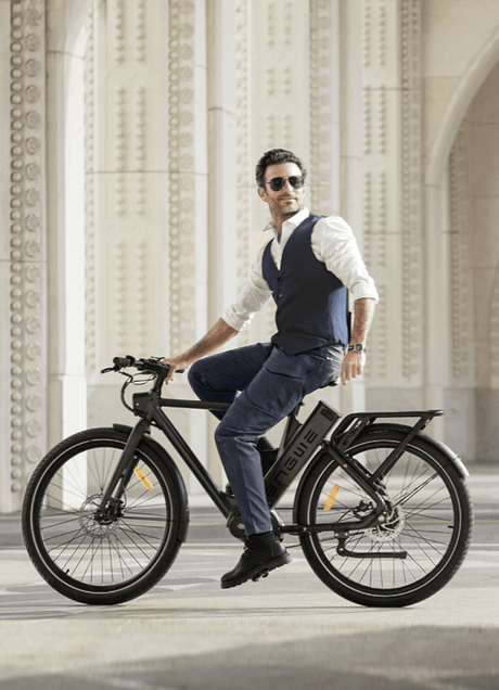 Ein Mann im Anzug fährt mit dem Elektrofahrrad zur Arbeit.