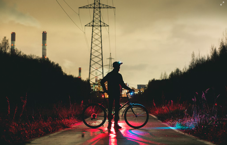 Ein Mann steht neben einem e-bike