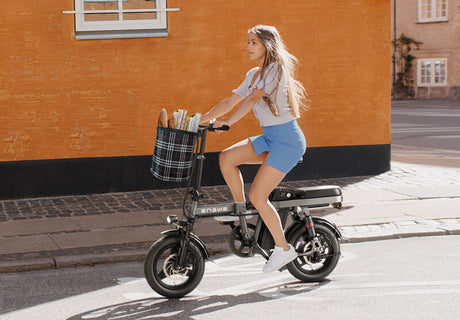 eine Frau auf leichtes Dame e-bike engwe t14