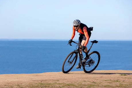 ein Man auf einem normalem Fahrrad