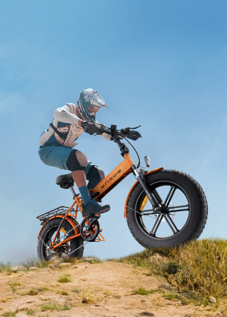 Ein Mann fährt mit einem orangenen Elektrofahrrad EP-2 Por in den Bergen