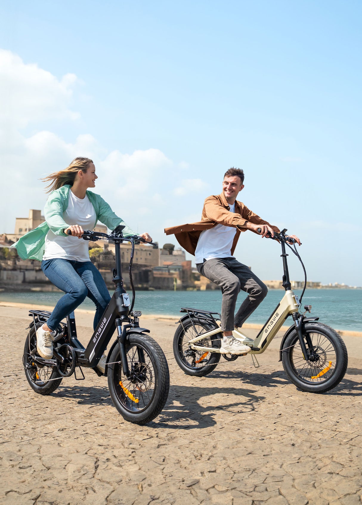 Zwei Personen fahren ENGWE L20 3.0 Boost E-Bikes