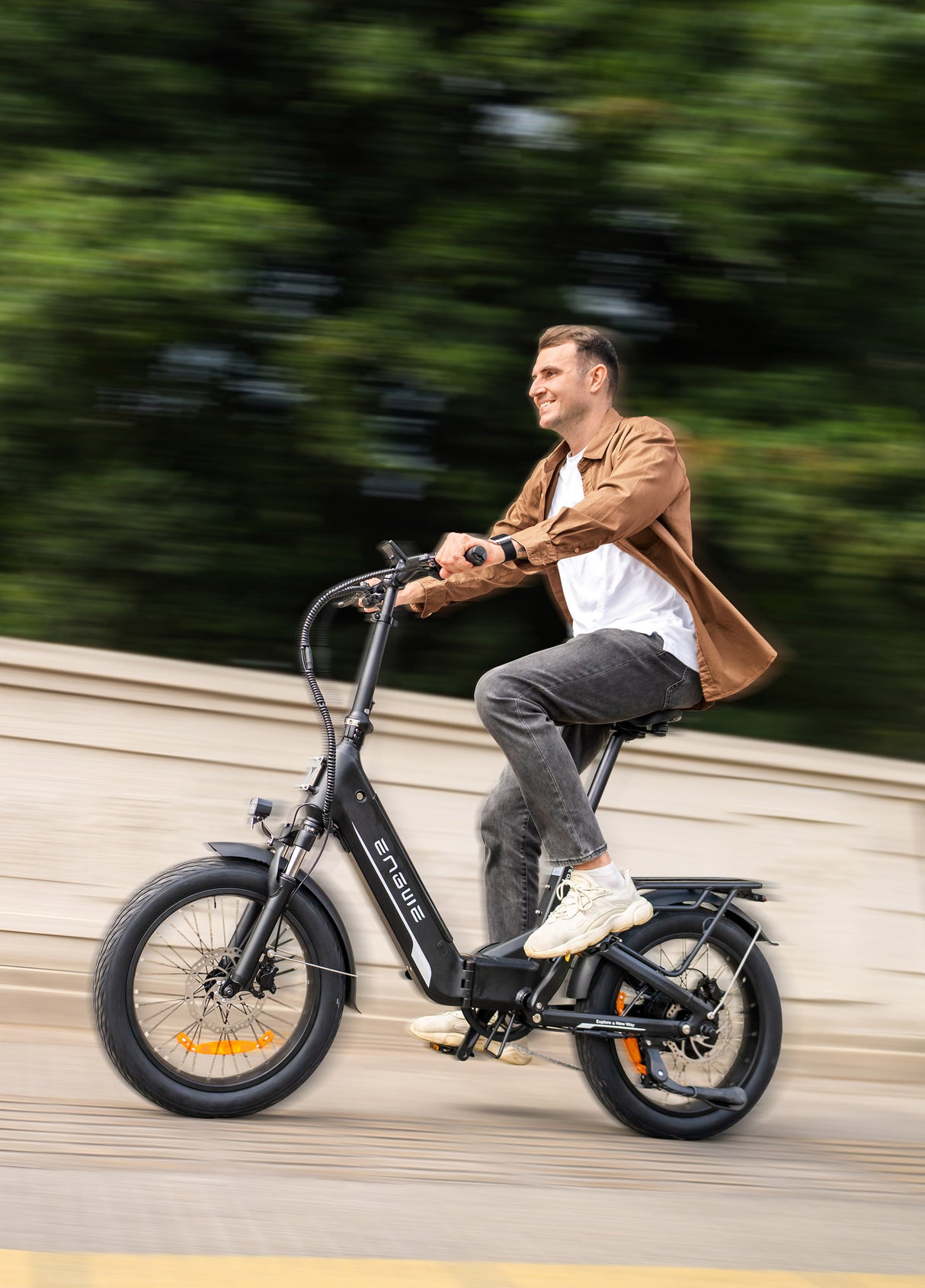 Ein Mann fährt ein E-Bike ENGWE L20 3.0 Boost