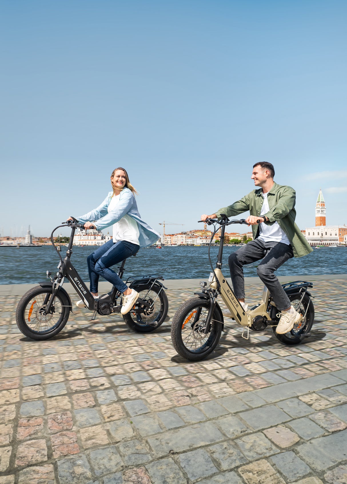 Zwei Leute auf  ENGWE L20 3.0 Pro  e klapp bike