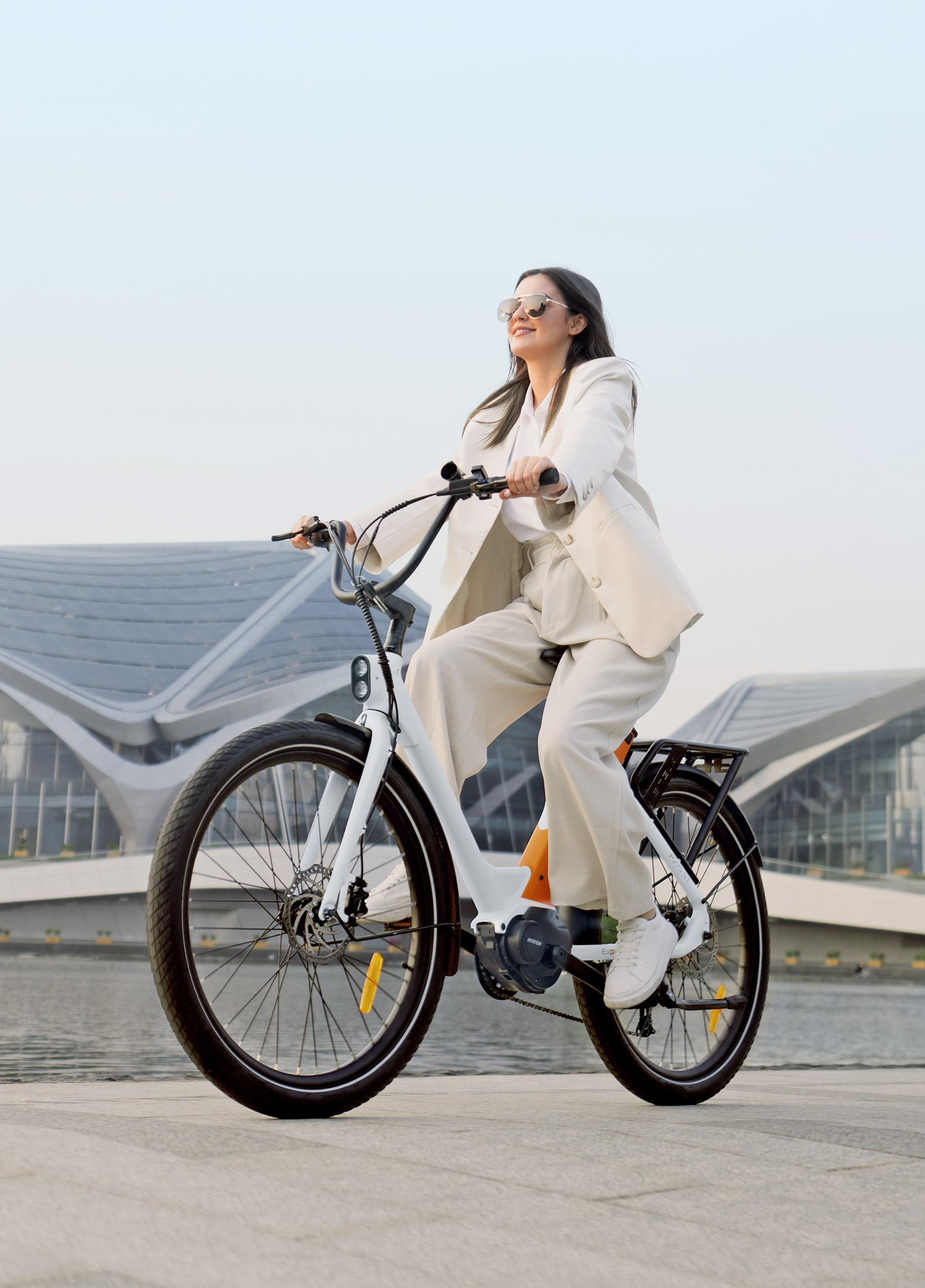 Eine Frau fährt mit einem Engwe P275 St City E-Bike auf einer Stadtstraße