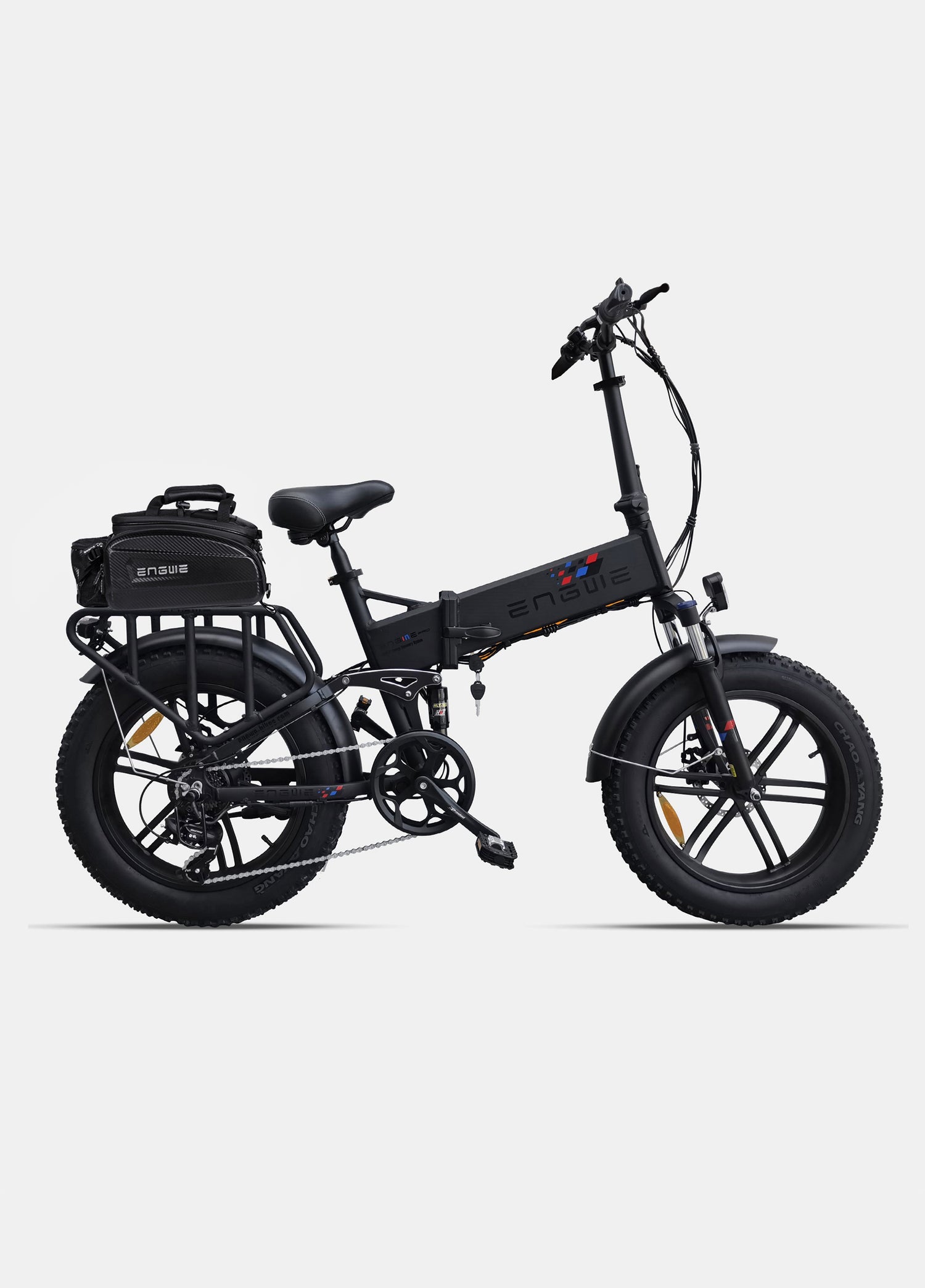 ein schwarzer Engwe Engine x und eine Gepäckträgertasche
