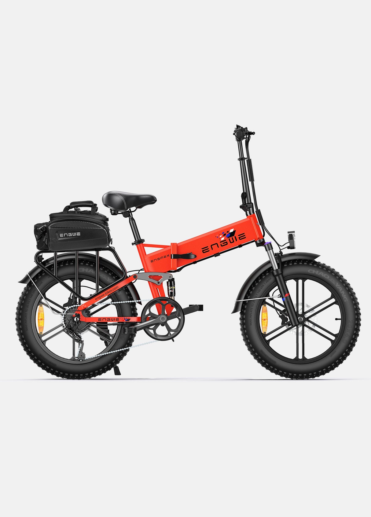 ein roter Engwe Engine x und eine Gepäckträgertasche