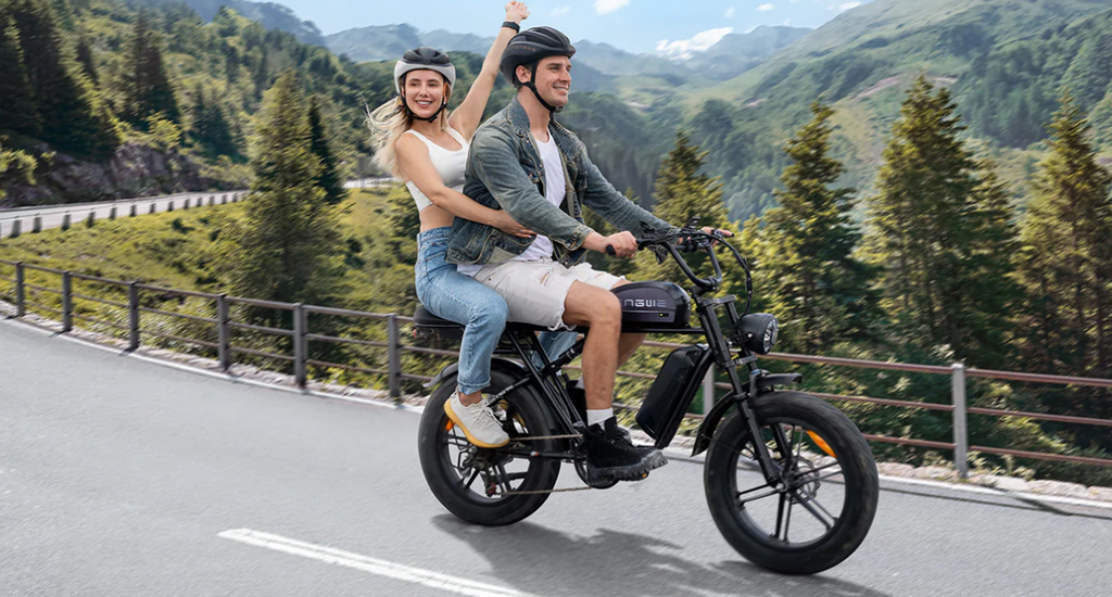 2 Leute auf all-terrain e-bike engwe m1