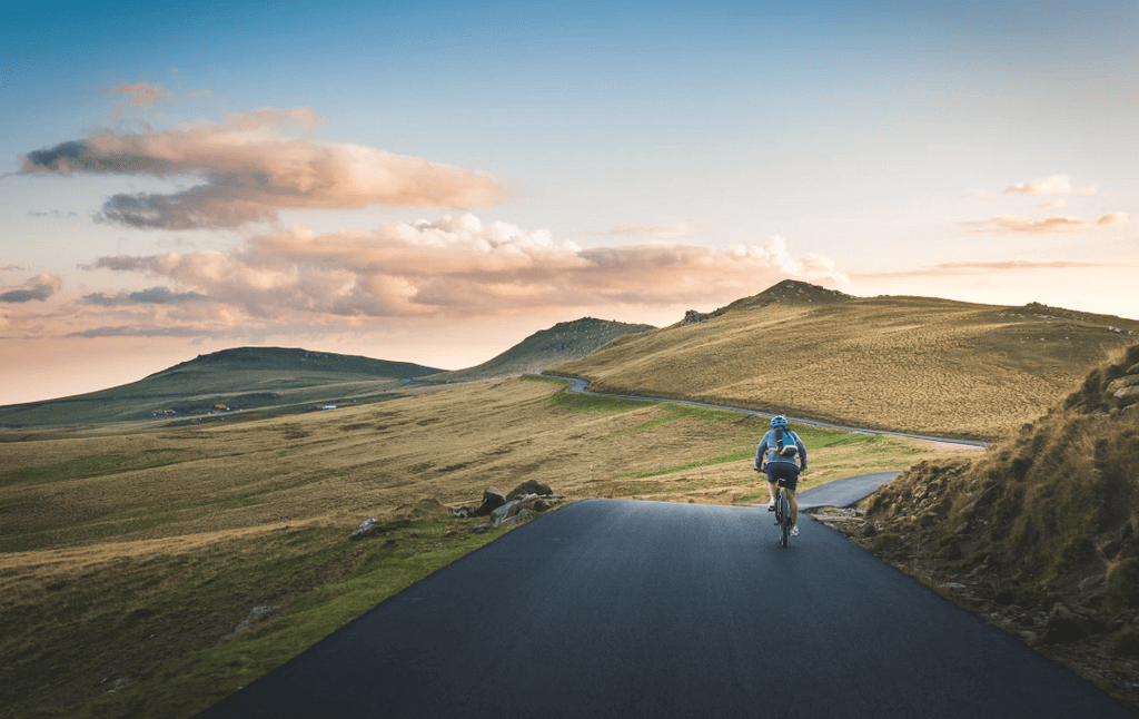 ein Mann auf einem e-bike