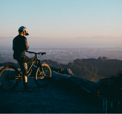 ein Mann fährt mit e bike