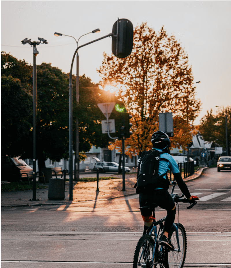 Ein Mann fährt mit e bike