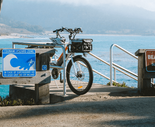 ein e bike nebem einem Fluss