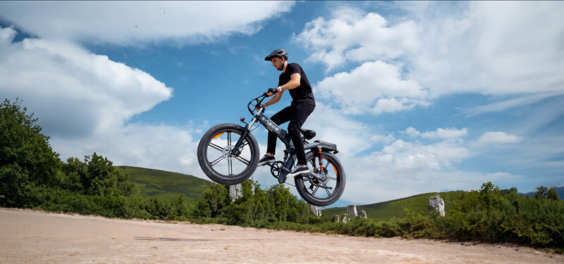 ein Mann auf einem downhill e-bike engwe x26