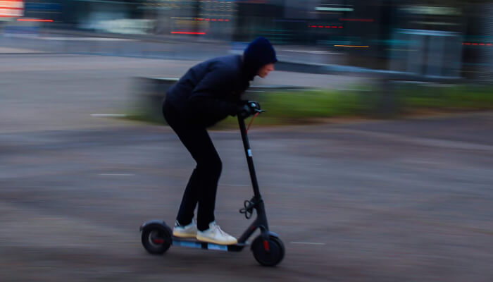 ein Mann auf einem 2-rader roller