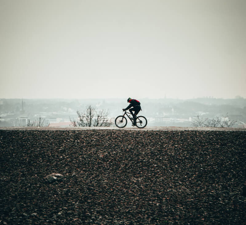 ein Mann auf einem e-bike mit integriertem Akku