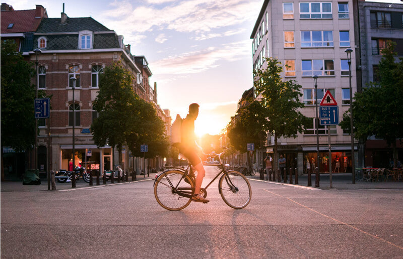 ein Mann auf einem e-bike