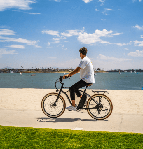 ein Mann auf einem e bike 