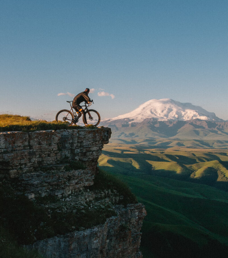 ein Mann auf einem e-bike