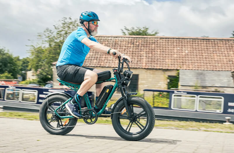 ein Mann fährt mit e-bike engwe m20