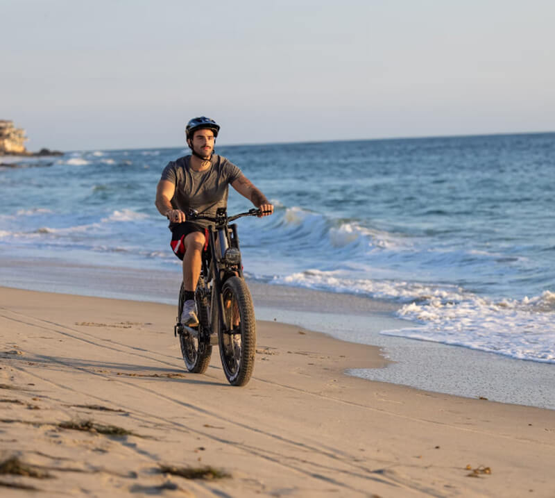 ein Mann fährt mit einem e-bike 