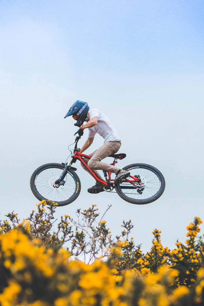 ein Mann fährt mit einem Giant E-bike