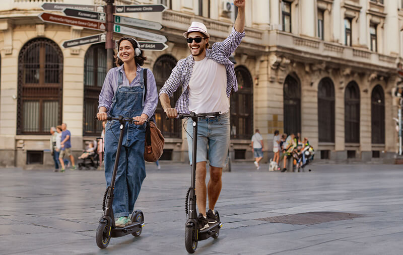 ein mann und eine dame fahren mit engwe e-scooter y10