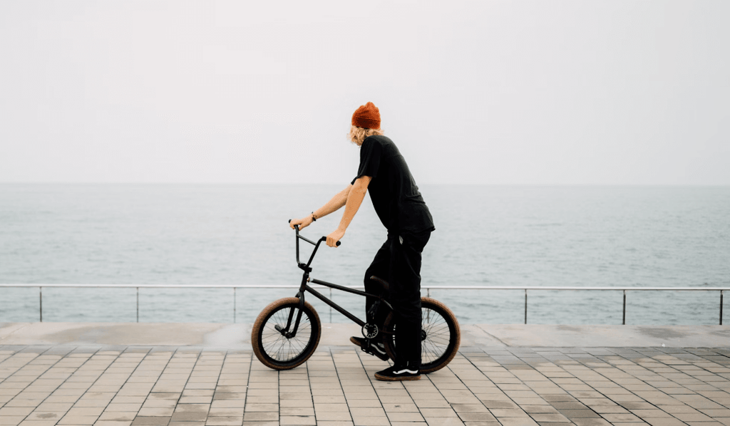 ein Person auf einem e-bike 