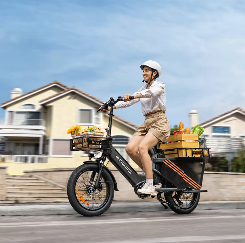 eine Dame auf e-lastenrad engwe le20