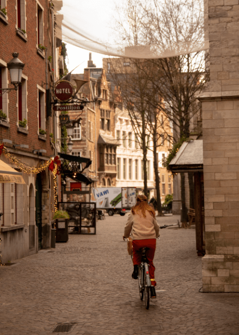 eine Dame auf ein Damen E-Bike 