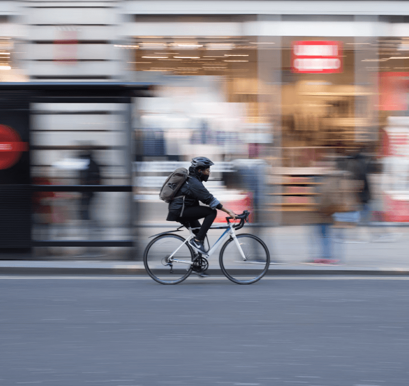 eine Dame auf ein e-bike