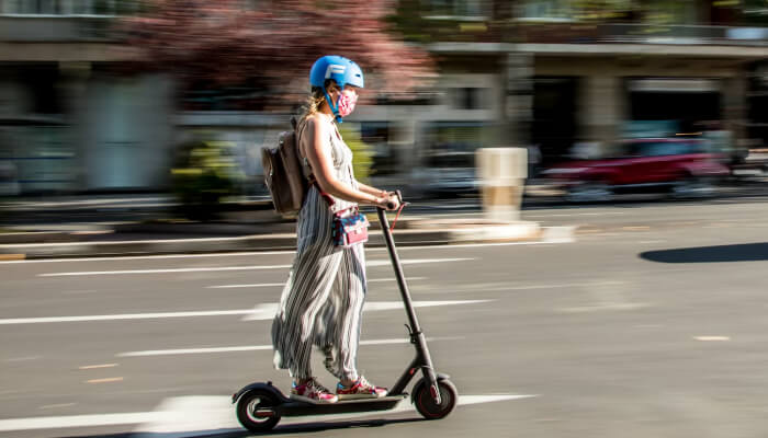 eine Dame auf eine Scooter 