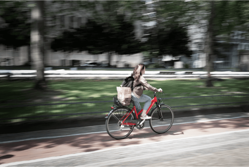 eine Frau fährt mit damen gravel e bike