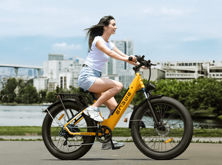 eine frau auf Trekking E-Bikes für Damen engwe e26