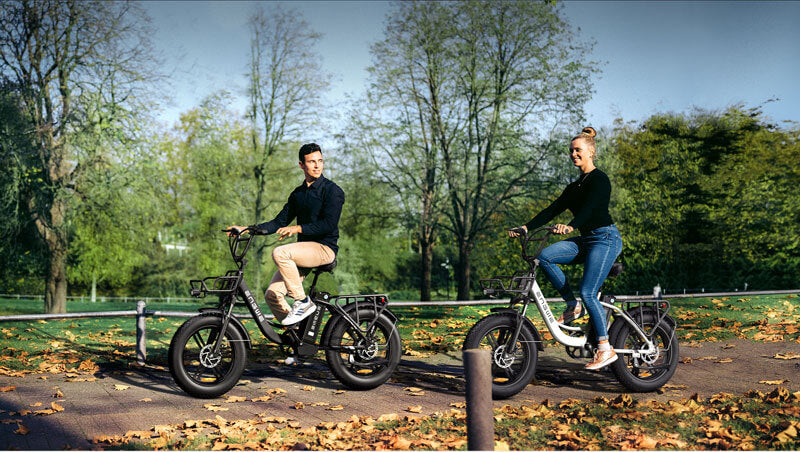 2 Personen fahren mit einem elektrischer Gangschaltung Fahrrad