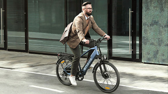 Ein Mann ist mit einem günstigen E-Bike unterwegs, engwe p26