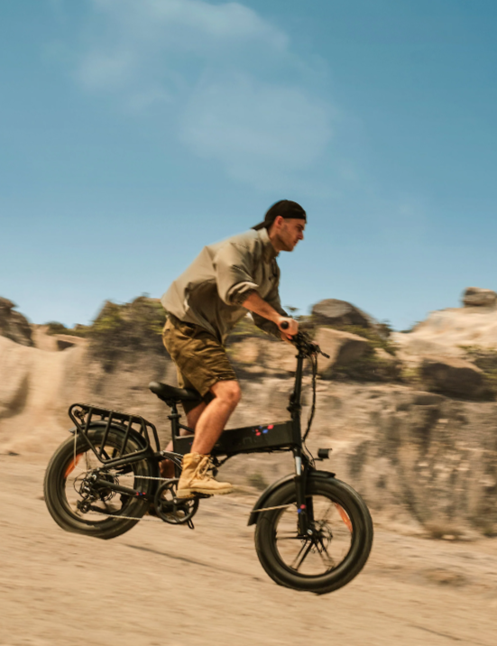 auf einem E-bike fahren 