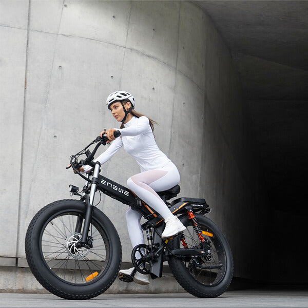 Eine Frau fährt ein günstiges Damen-E-Bike von engwe x24