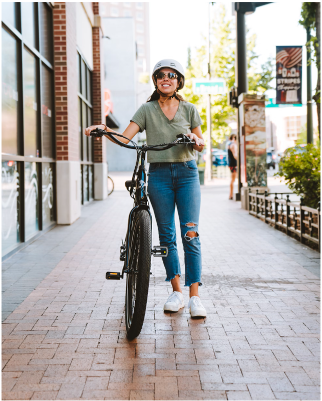 eine Dame neben einem e-bike 