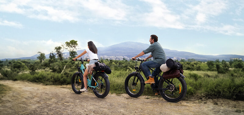 zwei Leute fahren mith ENGWE E26 E-Bikes
