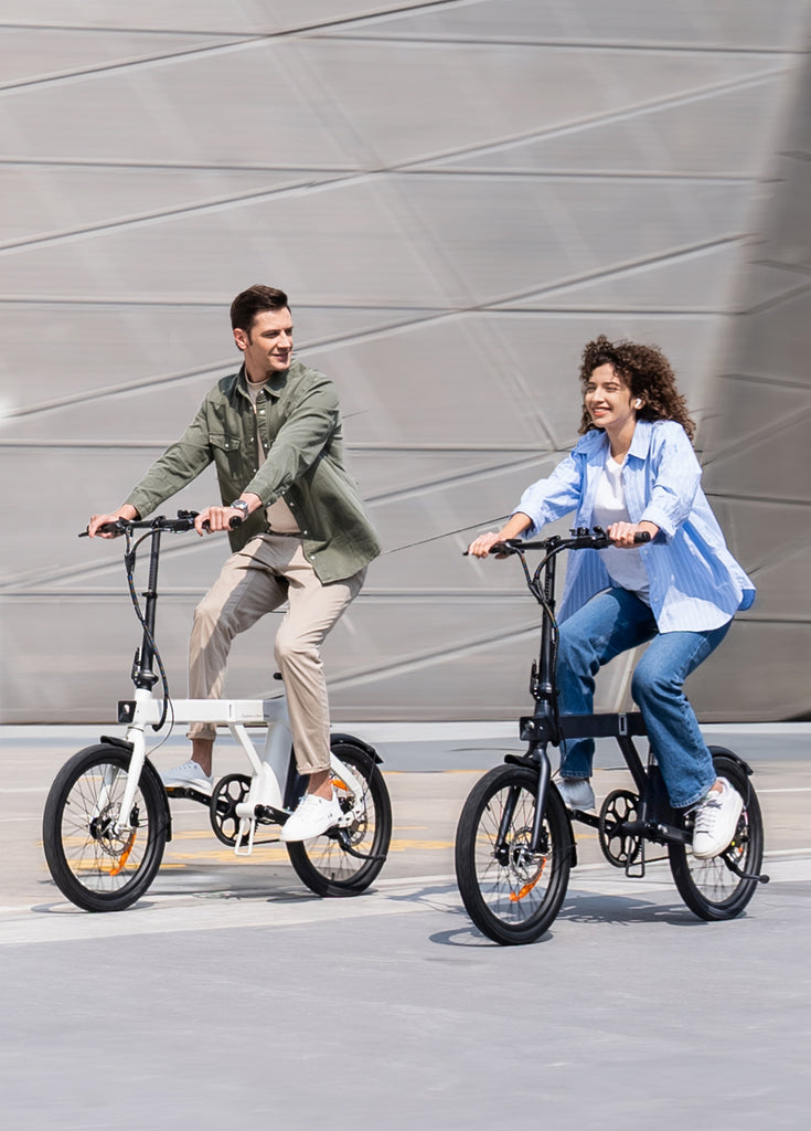 Ein Mann auf einem weißen e-bike P20 und eine Frau auf einem schwarzen e-bike P20