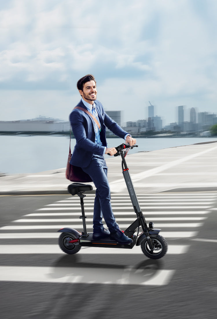 Ein männlicher Büroangestellter im Anzug fährt einen engwe y600 E-Scooter