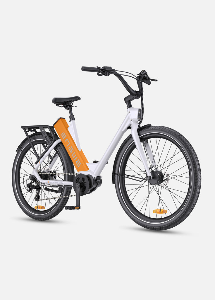 Ein weiß-orangefarbenes Engwe P275 ST Urban E-Bike