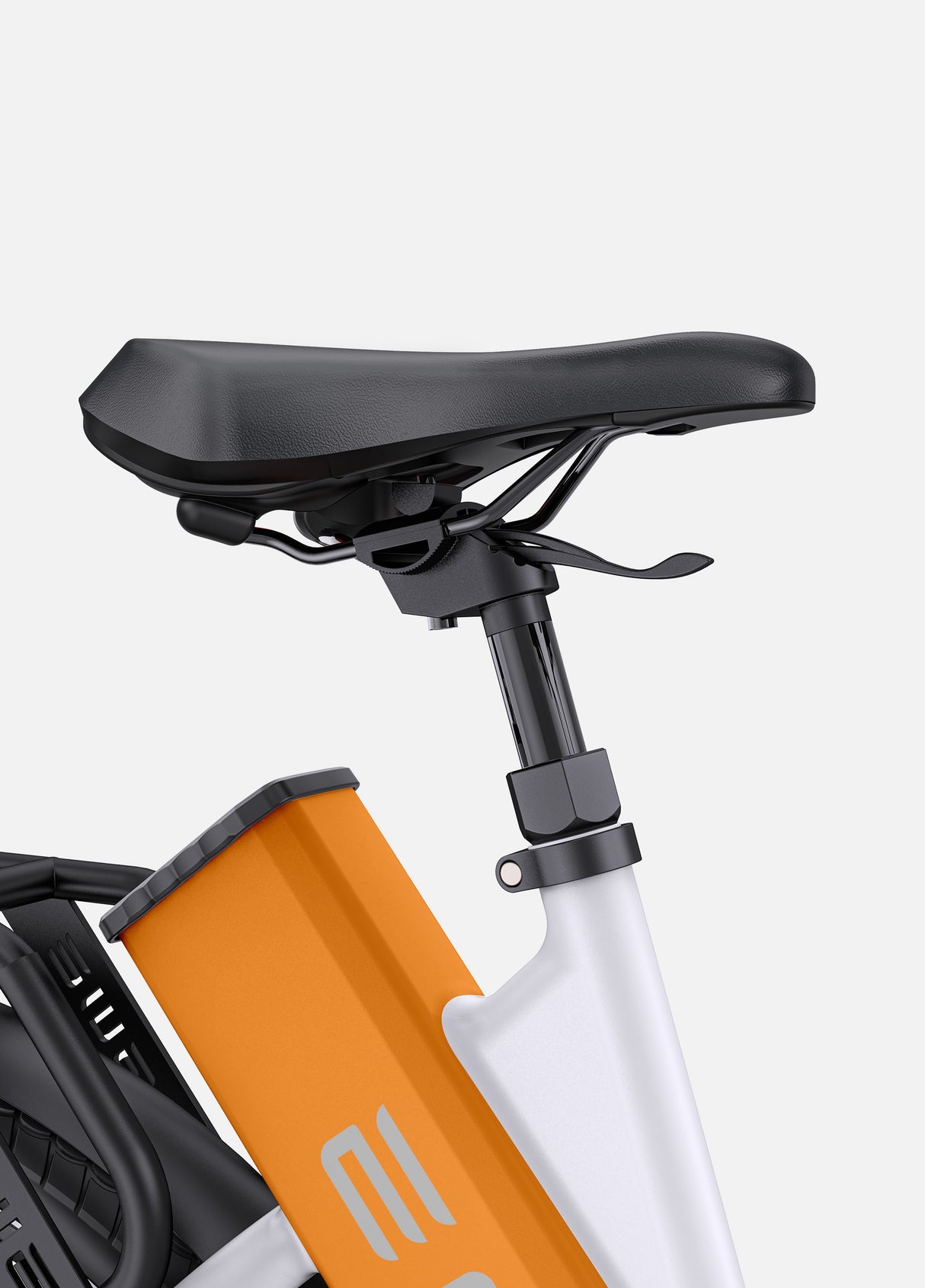 Sitz auf weiß-orangefarbenem Engwe P275 ST Urban E-Bike
