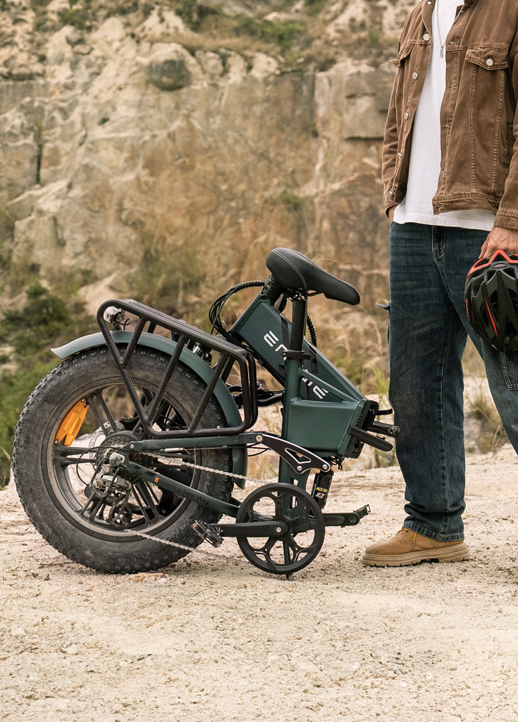 Ein Mann steht neben einem faltbaren Engwe Engine Pro 2.0 E-Bike.