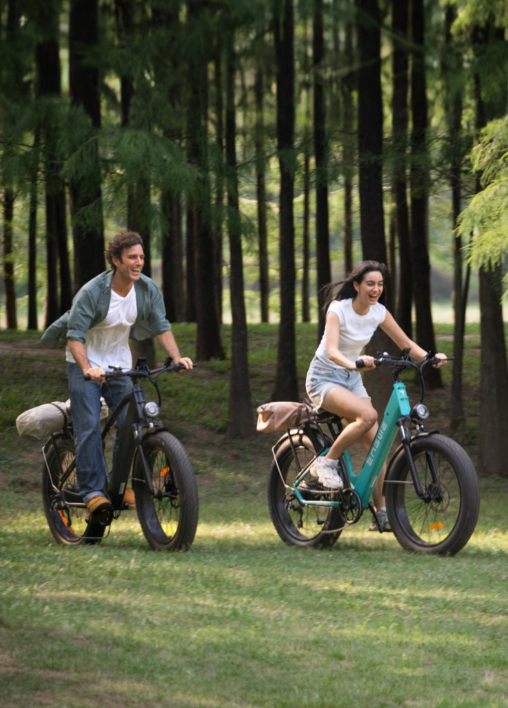 ein Mann auf einem Bienenstockgelb Engwe E26 und eine Frau auf einem saphirblau Engwe E26 E-Bike