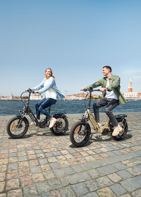 Zwei Leute auf  ENGWE L20 3.0 Pro  e klapp bike